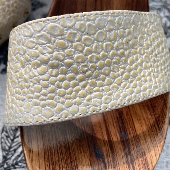 Qupid 4.5” Vegan Gold Platform Slide - Picture 2 of 6